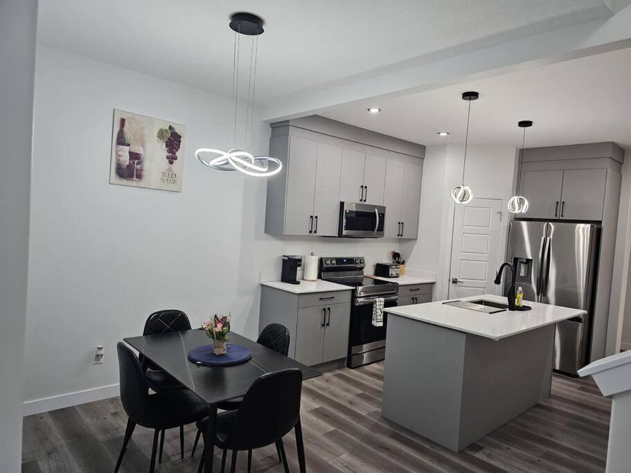 Sleek In Trendy Community At Sw, * Edmonton