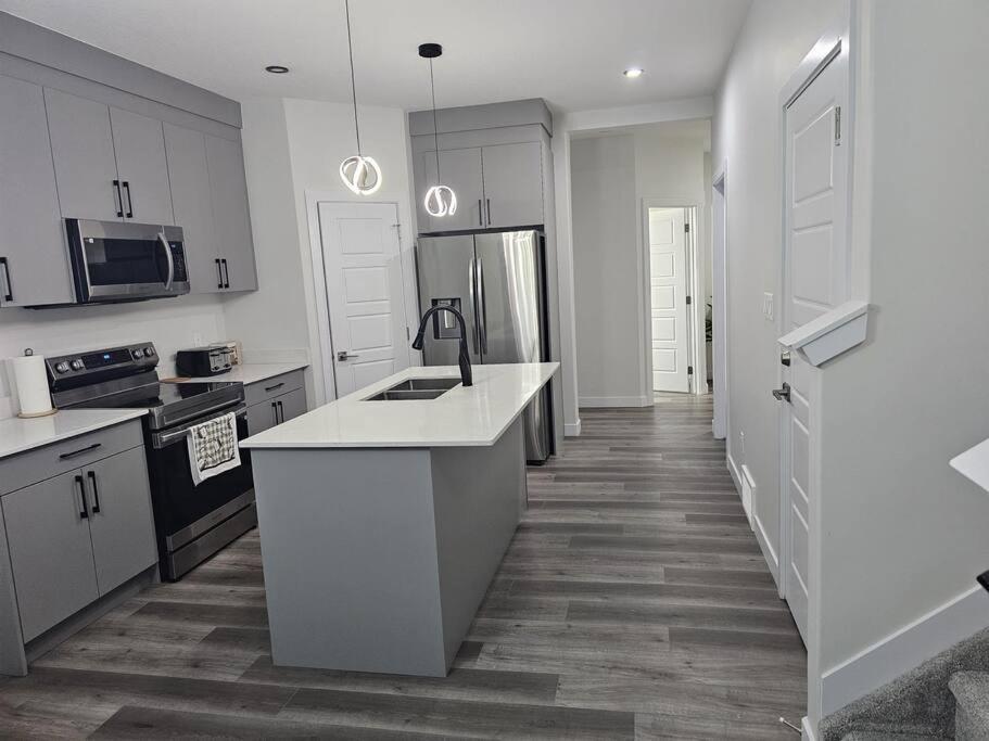 Holiday home Sleek In Trendy Community At Sw, *