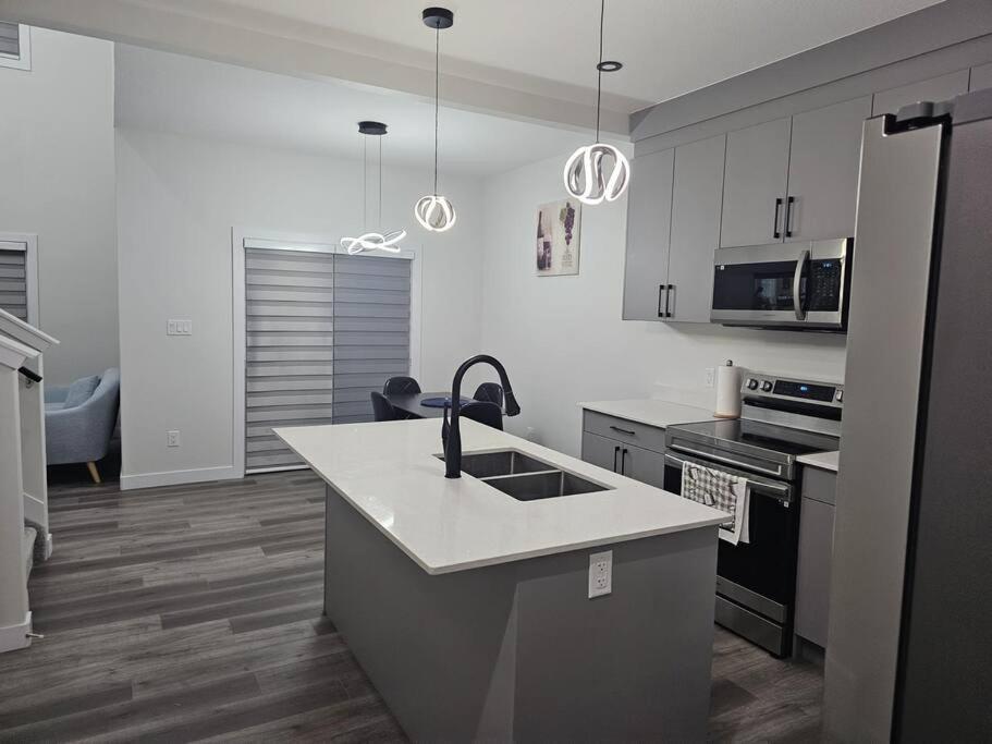 Sleek In Trendy Community At Sw, Holiday home *