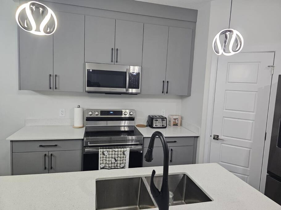 Holiday home Sleek In Trendy Community At Sw,