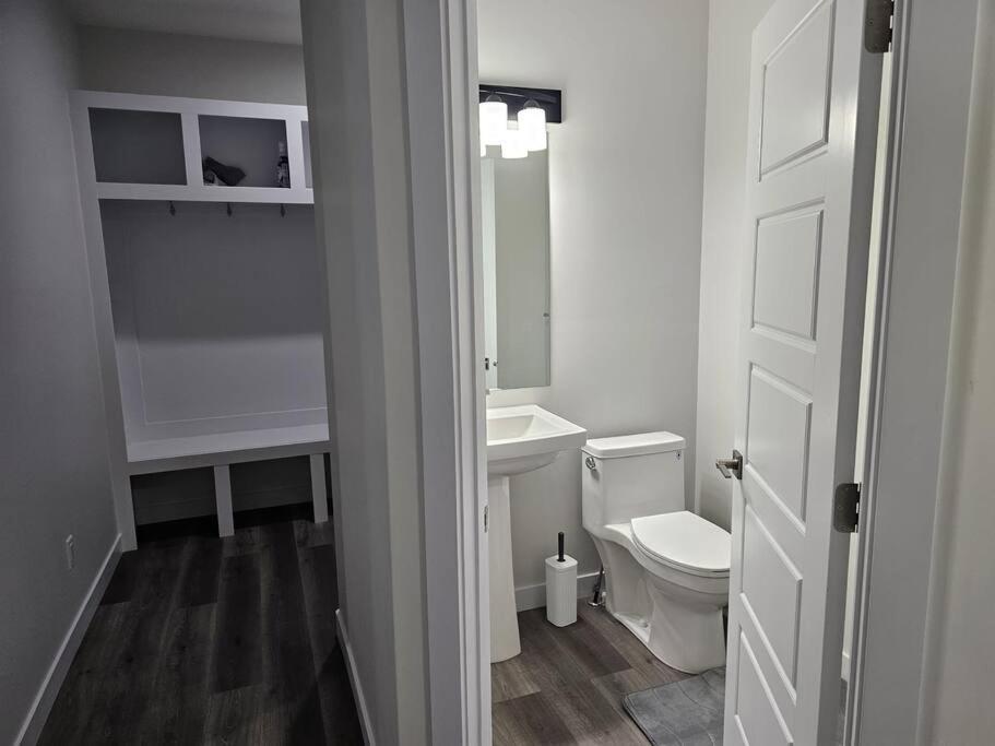 Sleek In Trendy Community At Sw, Holiday home *