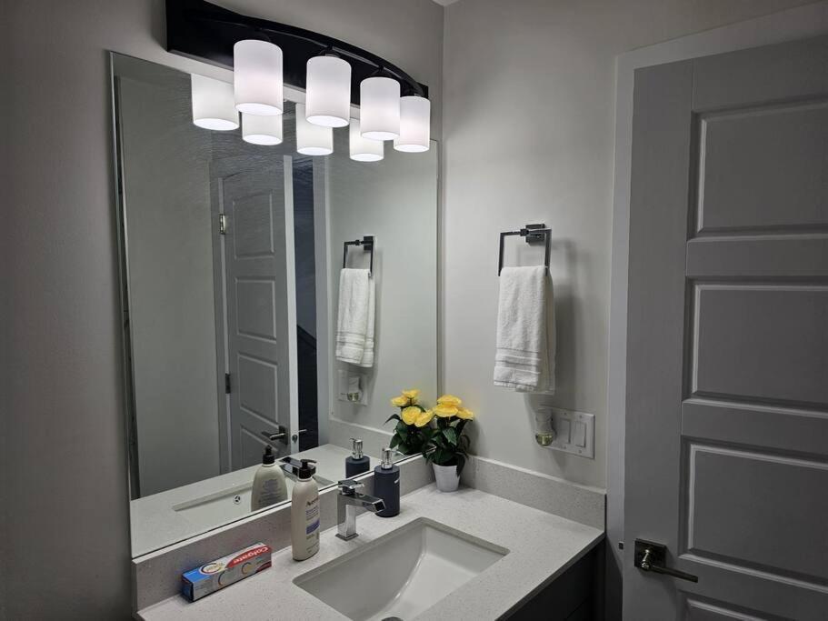 Holiday home Sleek In Trendy Community At Sw,