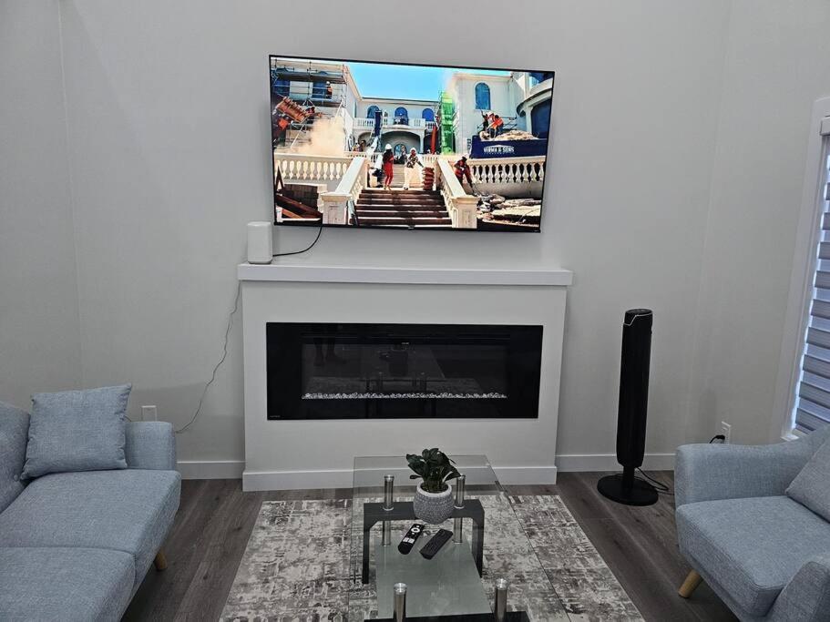 Sleek In Trendy Community At Sw, Holiday home Edmonton