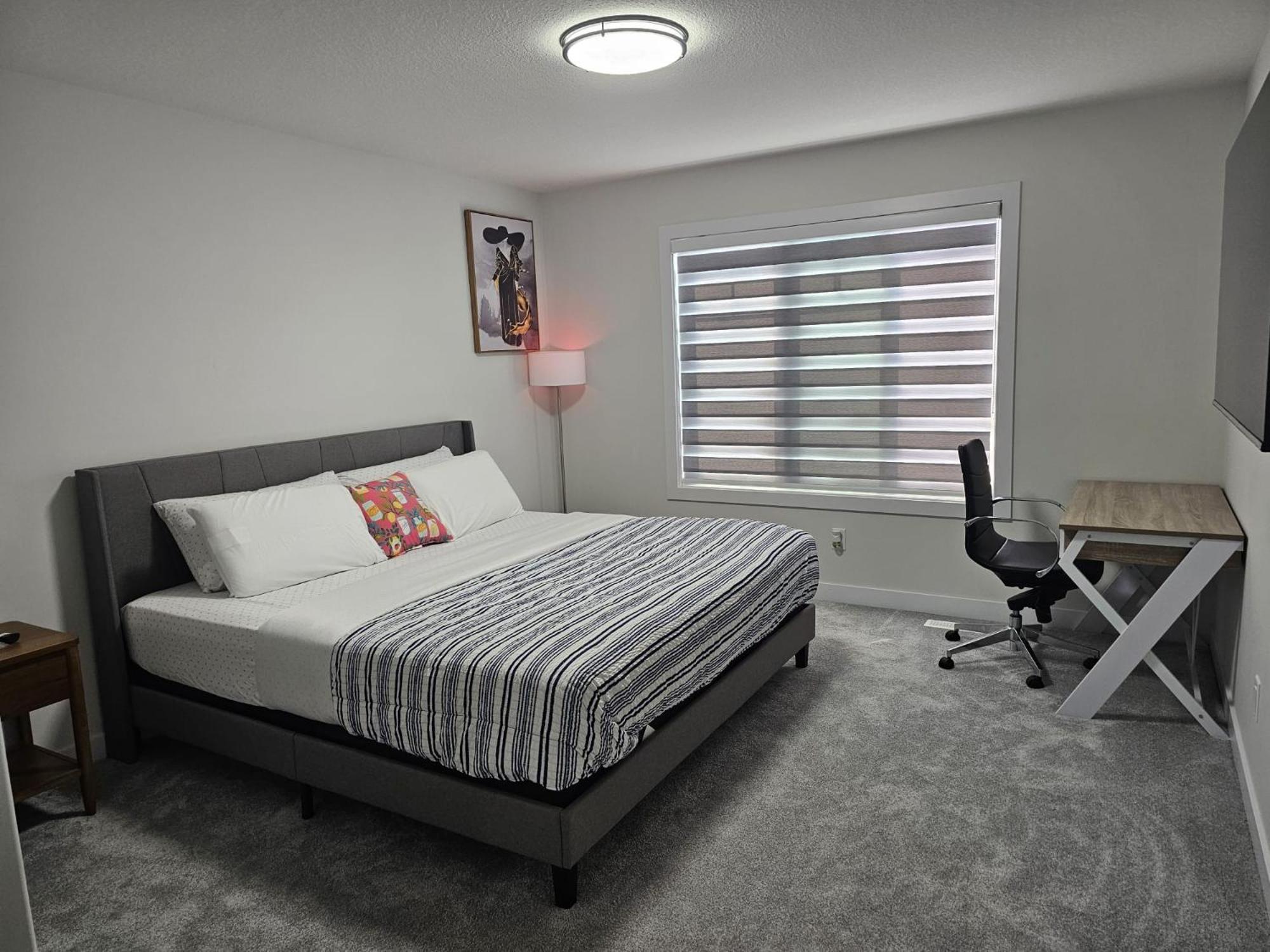 Sleek In Trendy Community At Sw, Holiday home Edmonton