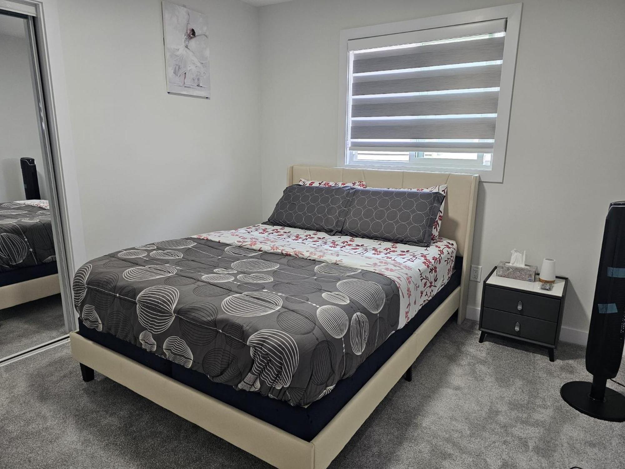 Sleek In Trendy Community At Sw, Holiday home Edmonton